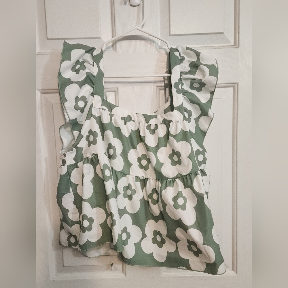 SHEIN Green and White Floral Blouse Crop Style